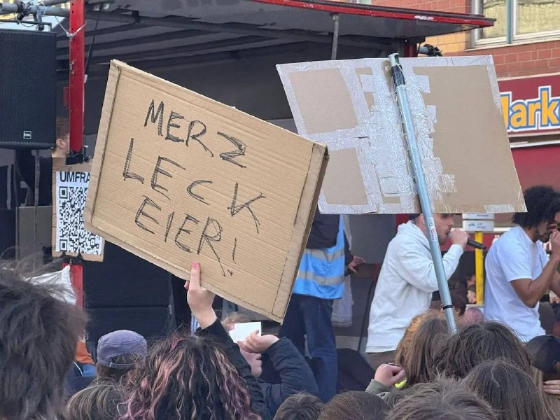 В Германии студенту грозит суд за плакат с оскорблением политика