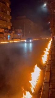 Ещё кадры с улиц Тегерана, где после ударов горит топливо, попавшее в канализацию и дренажные каналы