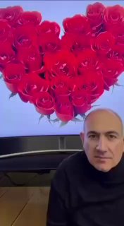 Пашинян поздравил дам сердечком под песню