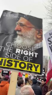 Антивоенный митинг в Лондоне с плакатом Хаменеи