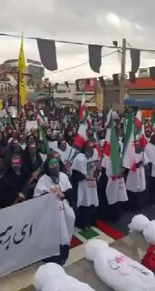 Женщины в саванах с автоматами на демонстрации в Иране