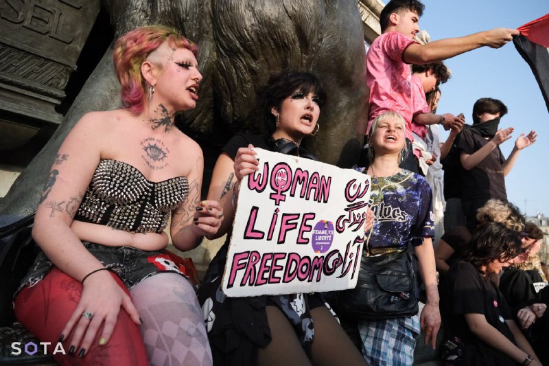 Феминистские шествия в Париже: правые против левых и флаг «Легиона Свобода России»