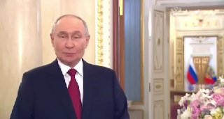 Путин поздравил с 8 Марта: в видео остался кадр с неудачным дублем