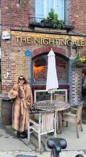 Певица Рэй отомстила бывшему табличкой в пабе