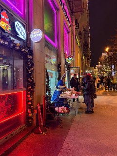 Антиглянец: тюльпаны и Снегурочка на Тверской