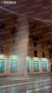 Фонтан высотой с дом ударил напором в Петербурге