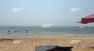 Туристы купаются в нефти на Шри-Ланке после затопления фрегата