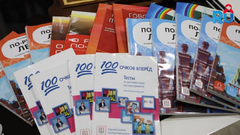 Россия передала Таджикистану учебники по русскому языку для курсантов