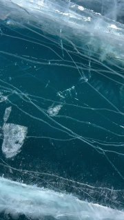 На Байкале лёд разошёлся под ногами туристки