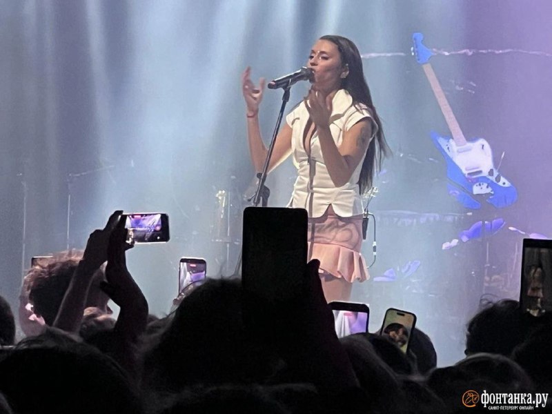 «Фонтанка» посетила концерт Доры: нежный вокал и жирный бас зала