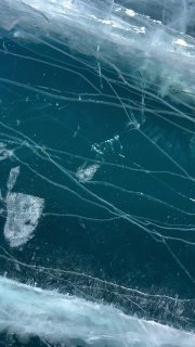 Лед на Байкале треснул под ногами туристки