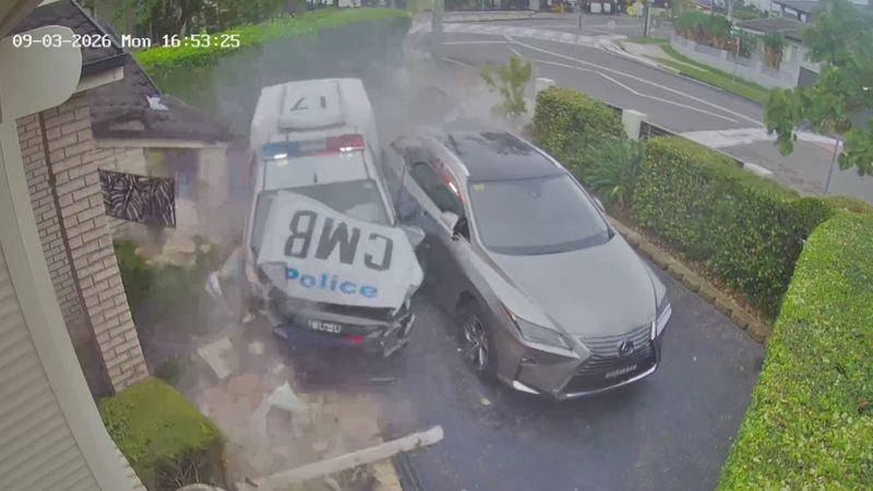 Полицейская машина врезалась в жилой дом в Сиднее