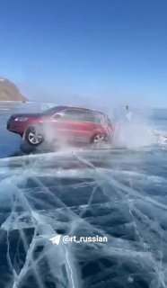 Эпичный прыжок авто на Байкале: водитель пролетел по треснувшему льду