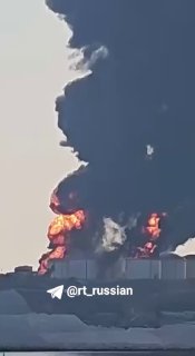 Топливные резервуары горят в порту Омана