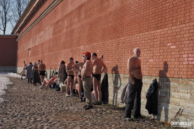 Петербуржцы вышли загорать и закаляться на фоне солнечной погоды