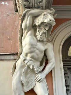 Дом с атлантами в Петербурге стал региональным памятником