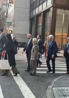 Билл Клинтон врезался в Хиллари при переходе дороги на красный свет