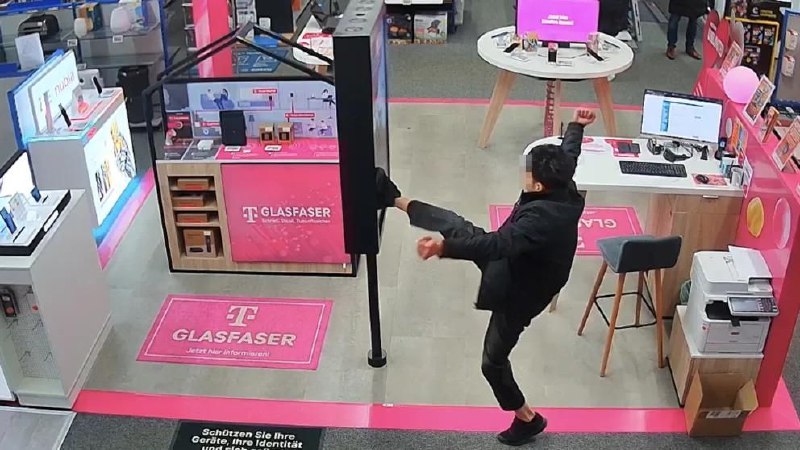 В Германии суд оправдал мужчину, два года разбивавшего технику в магазине из-за психического расстройства