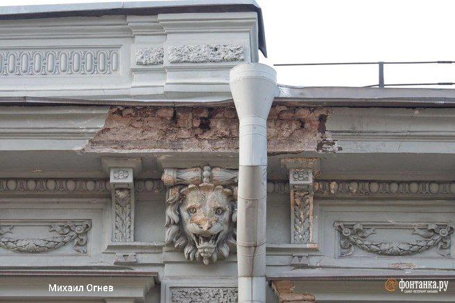 Падение штукатурки в Петербурге: УК оштрафуют после госпитализации прохожего