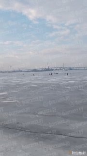 В городе сегодня +12 и весна, а на заливе — свой мир: лёд, рыбаки и никакой суеты