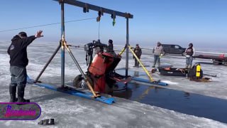 Со дна озера в США подняли автомобиль, провалившийся под лед 45 лет назад