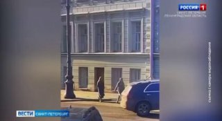 Момент падения штукатурки на посетителя БДТ попал на камеру