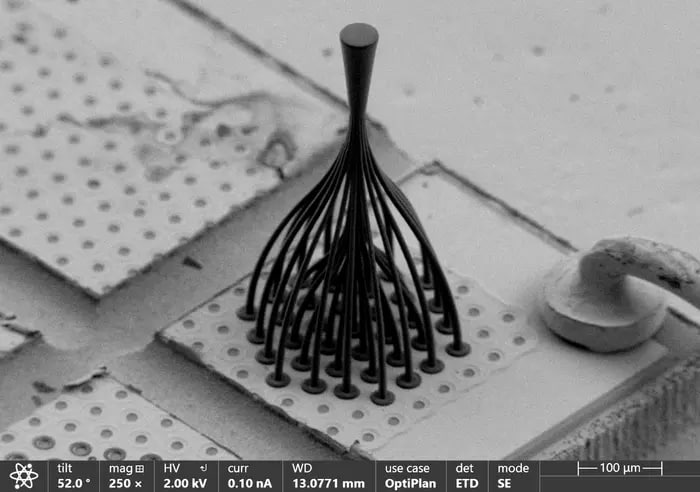 Микроскопический «фонарь» объединил 222 лазерных луча