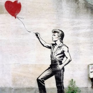 Дэвид Боуи не умер и рисует граффити под личностью Бэнкси