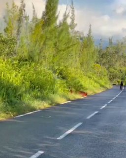 Лава перекрыла дорогу на острове Реюньон