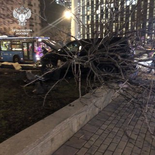 ДТП в Москве: микроавтобус с мигрантами столкнулся с автобусом с детьми, 6 пострадавших