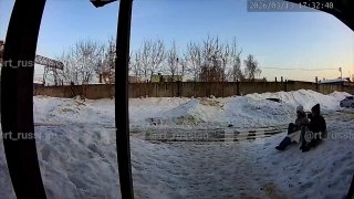 Глыба снега едва не накрыла двух девочек в Нижегородской области
