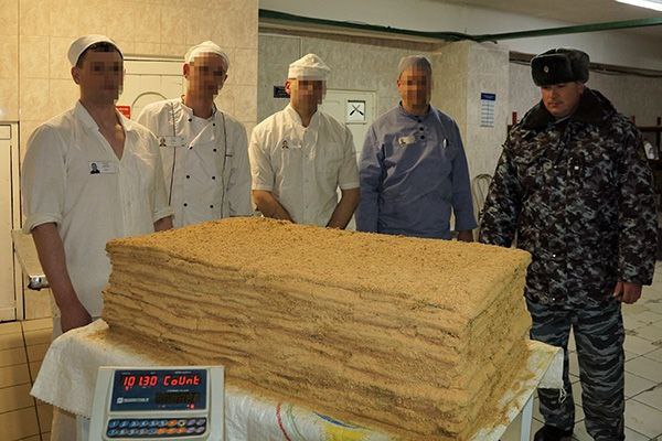 Рекордный торт весом 101 кг испекли в колонии Новосибирской области