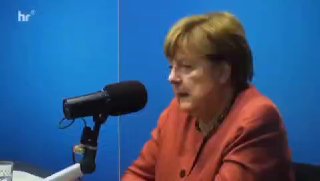 Меркель призвала использовать голоса мигрантов против АдГ