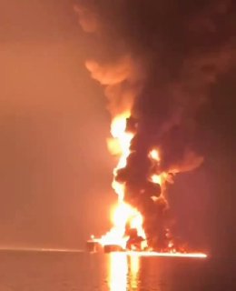 Американский танкер полыхает в ОАЭ после ударов