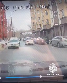 В Казани рухнула крыша жилого дома: водитель чудом спасся