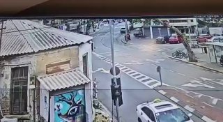 Момент падения кассетного боеприпаса в Тель-Авиве