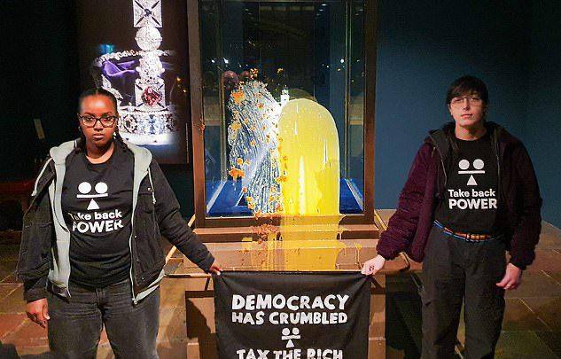 Левые активисты штурмуют супермаркеты в Британии