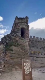 Обрушение башни замка в Испании: повреждены автомобили, пострадавших нет