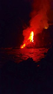 Лава вулкана на Реюньоне достигла океана