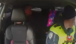 Полицейские на патрульной машине доставили будущую маму в роддом