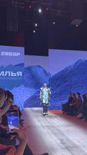 Сотрудники компаний вышли на подиум вместо моделей на неделе моды