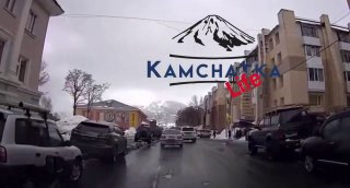 Глыба льда упала на остановку в Петропавловске-Камчатском: погибла женщина