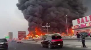 Взрывы и пожары в районе аэропорта Дубая из-за дронов и ракет