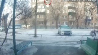 Жительница Орска упала с пятого этажа и ушла домой