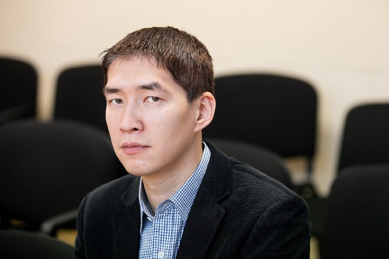 Политолог в Вильнюсе стал подозреваемым после срыва плаката на акции