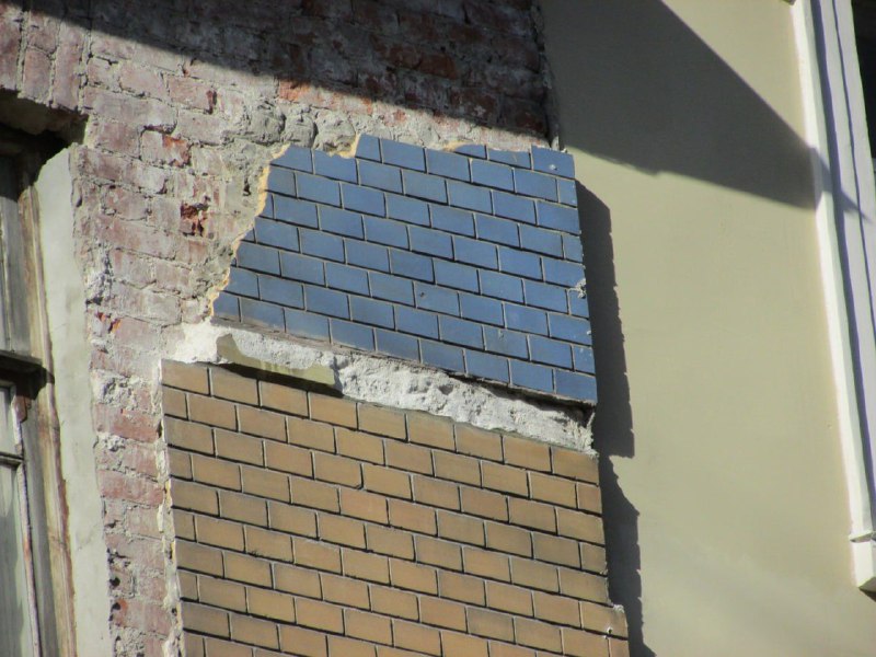 С исторического дома в Петербурге сбивают керамическую облицовку