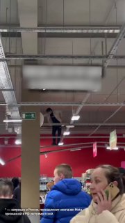 Акробат в супермаркете: трюк, шутки о ценах и задержание