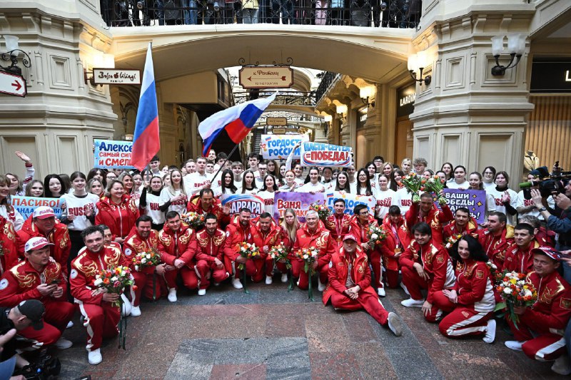 Паралимпийцы встретились с фанатами на Красной площади