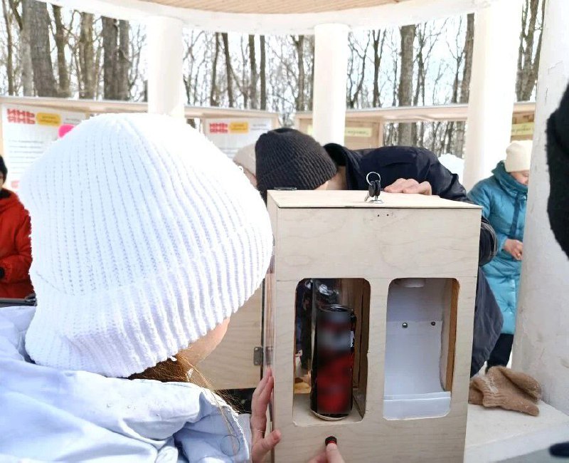 Школьница из Мордовии изобрела фандомат, обменивающий банки на орехи для животных