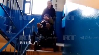 Суд отменил решение об обязании матери ребенка-инвалида убрать коляску из подъезда